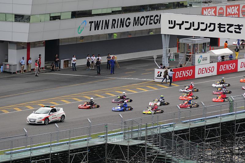 参加数125台。もの凄い台数のカートの中、ポールポジションでのローリングスタートです。