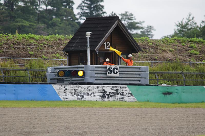 スタート後、高ぶる気持ちを抑えつけるかのように、イエローフラッグが振られ、セーフティーカーが2回も入る荒れた展開に。