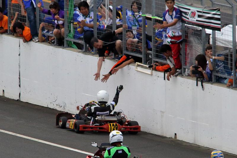 長い長い、それでいてあっという間の7時間もの時間が過ぎ……チェッカフラッグが振られ、レースは終了となりました。