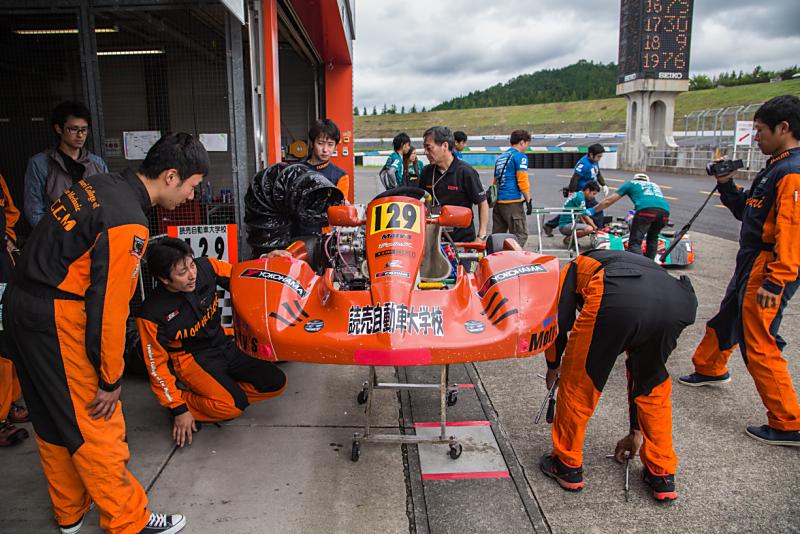 またレースをサポートしたメンバーも給油、整備、サインボード表示など完璧な作業をしてくれました。