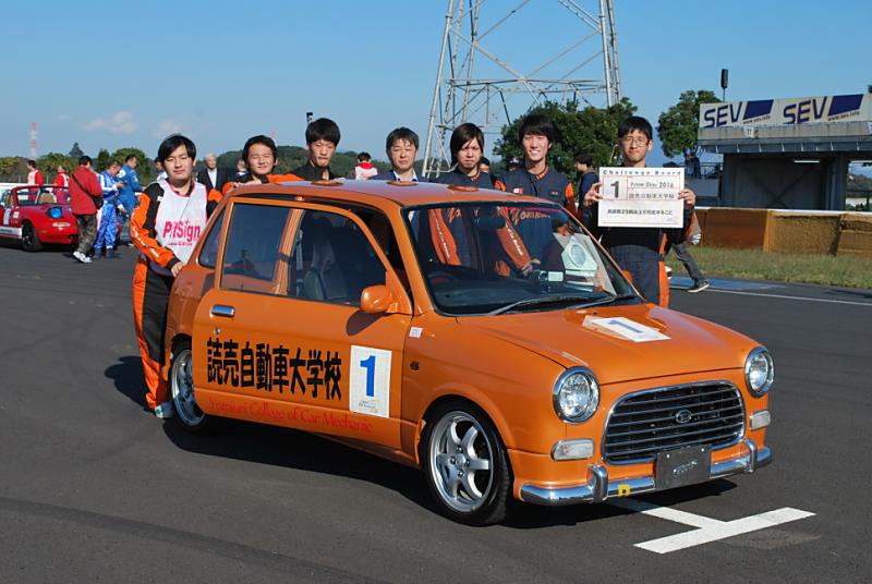 ダイハツ ミラジーノでの出走は2年目です。昨年度はクラス2位の過去最高の成績を残しています。