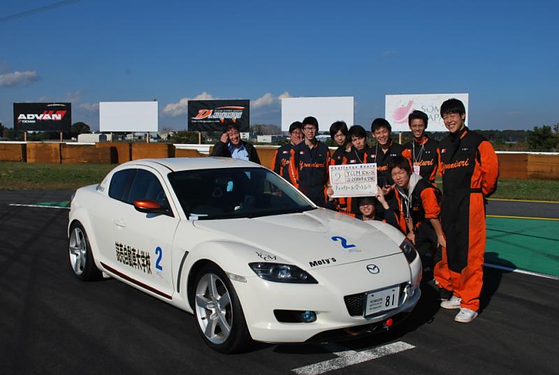 マツダ RX-8をベースに製作し2年目、4人乗りに改良しました。昨年度はトラブルにあいましたが、なんとか完走を果たしました。